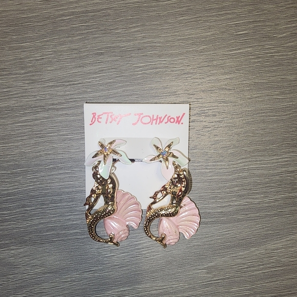 NEW Betsey Johnson Gold Tone Flower, Starfish, Mermaid & Seashell Drop Earrings - Picture 3 of 7